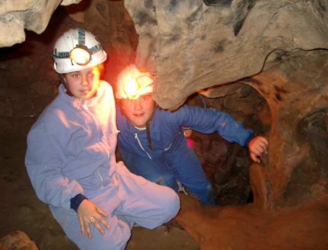 Peques inspeccionando la cueva